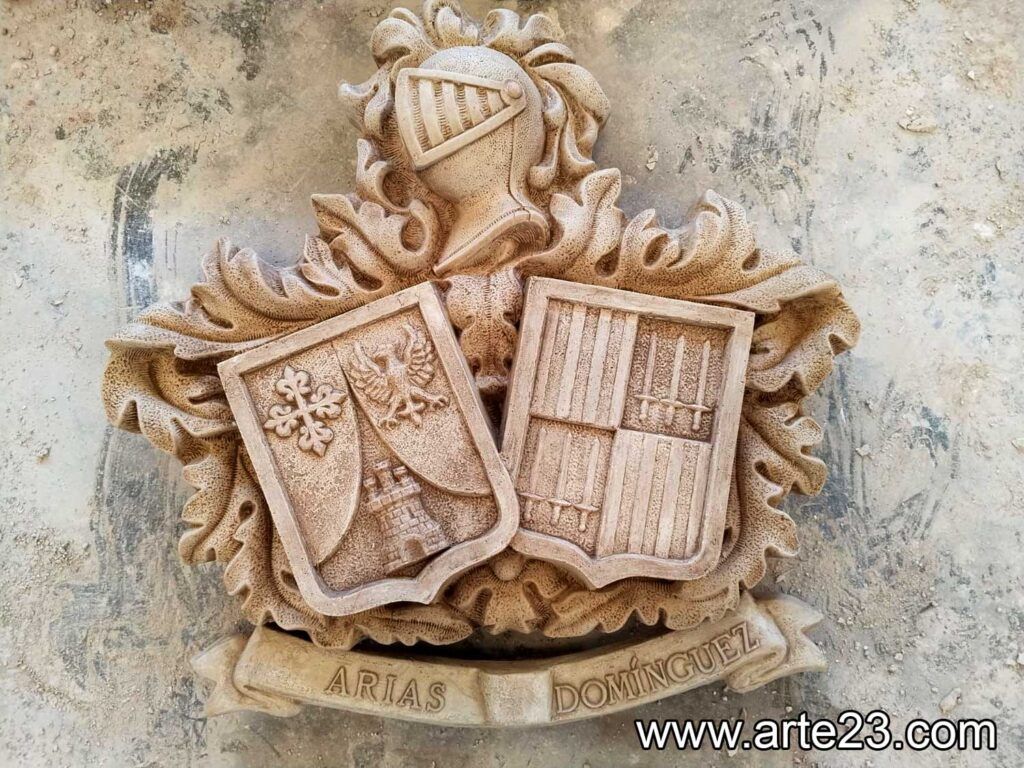 Piedra artificial con escudos heráldicos