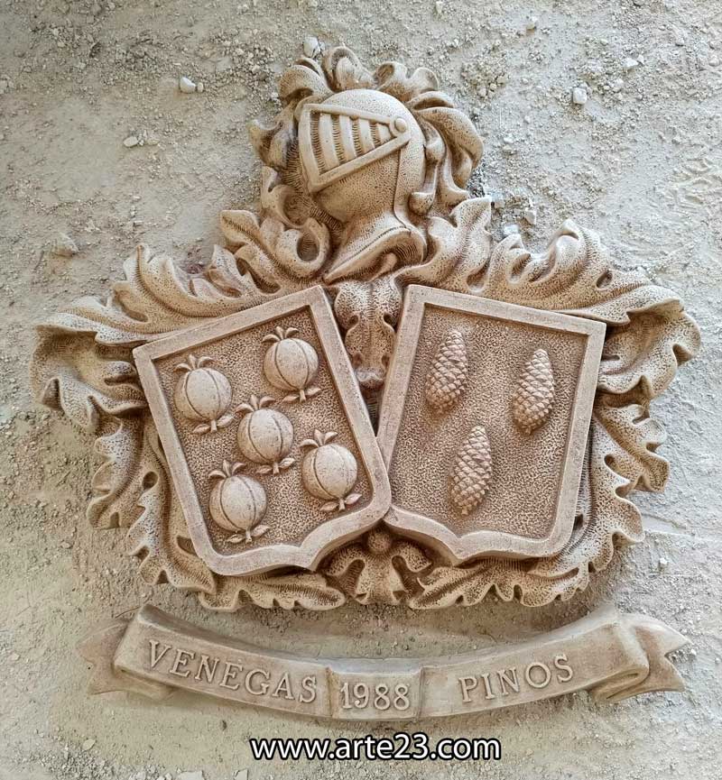 Piedra artificial con los escudos de armas Venegas y Pinos
