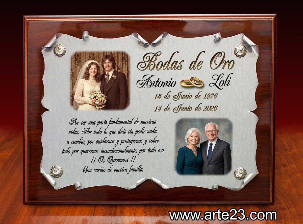 Placa Aniversario de Bodas de Oro personalizada de aluminio montada sobre madera.