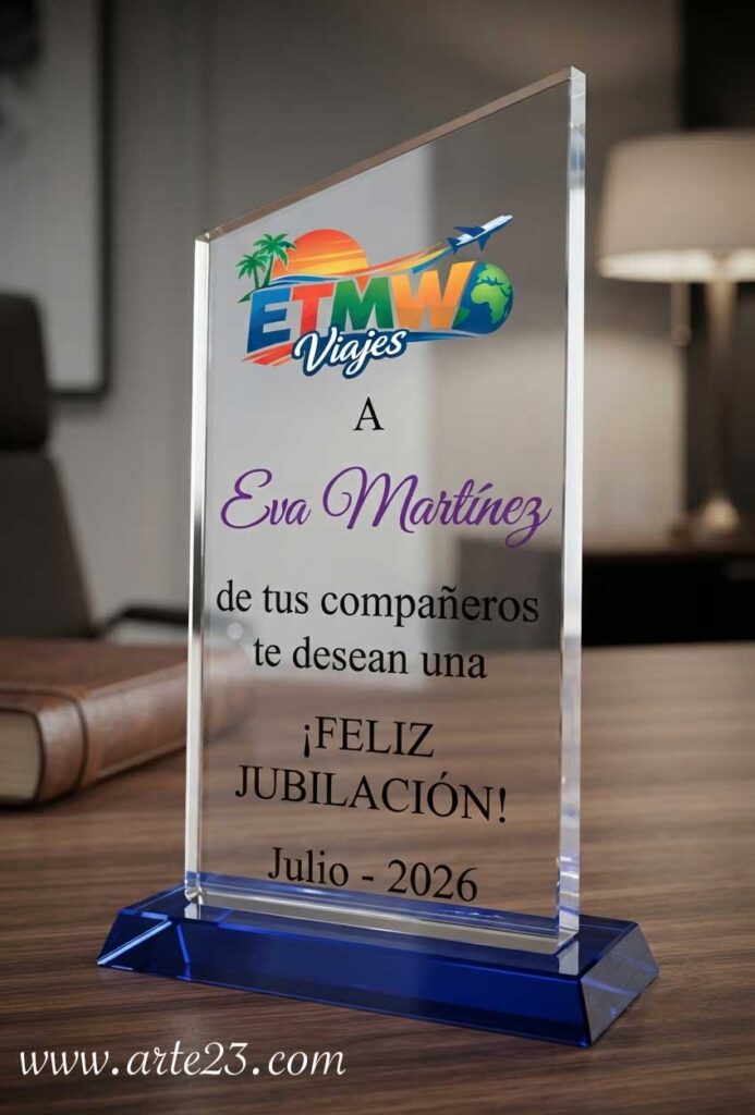 Cristal conmemorativo rectángulo trapecio y base azul personalizado con logo y texto de jubilación