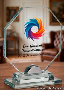 Trofeo para homenajes de cristal octogonal, con base de metal y cristal. Permite la grabación en color.