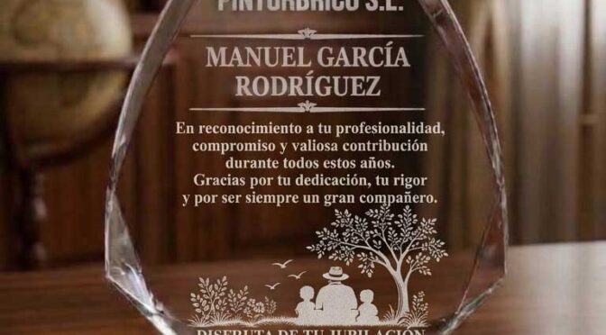Trofeo de cristal para homenaje en forma de pirámide y con base de madera