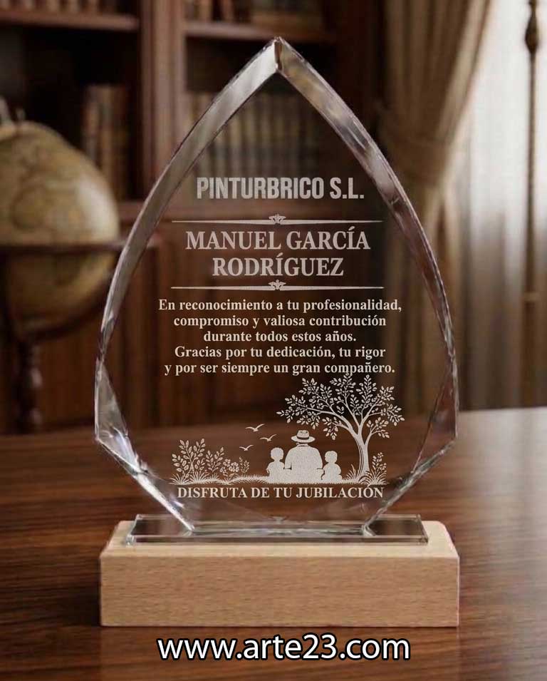 Trofeo de cristal para homenaje en forma de pirámide y con base de madera